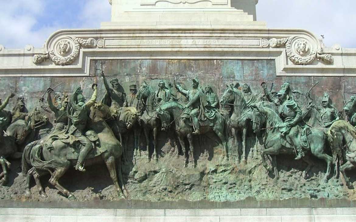 Vista frontal do painel em bronze, reproduzindo a pintura "Independência ou Morte" de Pedro Américo