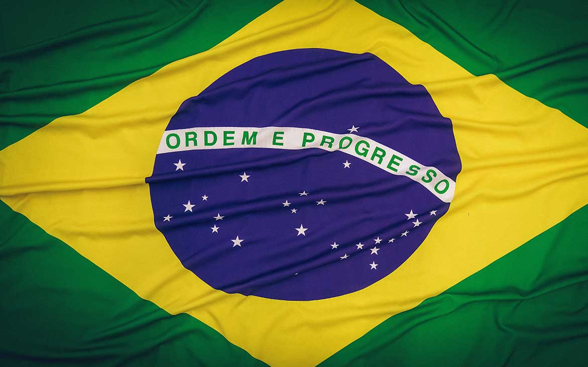 Imagem de bandeira do Brasil, formada por um losango amarelo em campo verde, tendo no meio a esfera celeste azul, semeada com 27 estrelas, e atravessada por uma faixa branca com a inscrição "Ordem e Progresso" em verde.