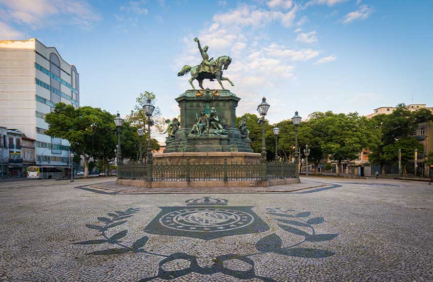 Foto, durante o dia, de monumento a D. Pedro I na Praça Tiradentes, no Centro do Rio de Janeiro.